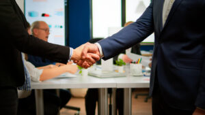 Alt: Empresário a rever os erros mais comuns no processo de venda de uma empresa