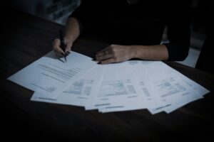 empresário a rever documentação financeira para preparar a venda da empresa