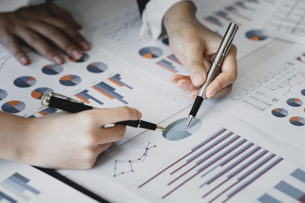 Empresário a analisar oportunidades de empresas à venda em Portugal com um assessor de M&A