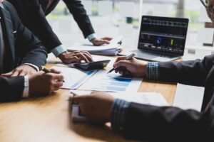 Equipa de um fundo de private equity a analisar o investimento numa empresa portuguesa